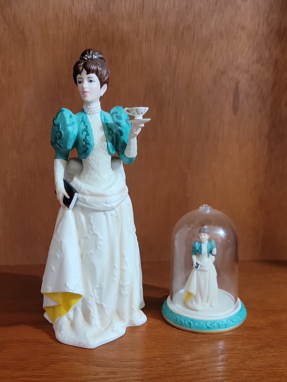 Avon 1995 Mrs. Albee Award Figurine W/ Miniature And Dome